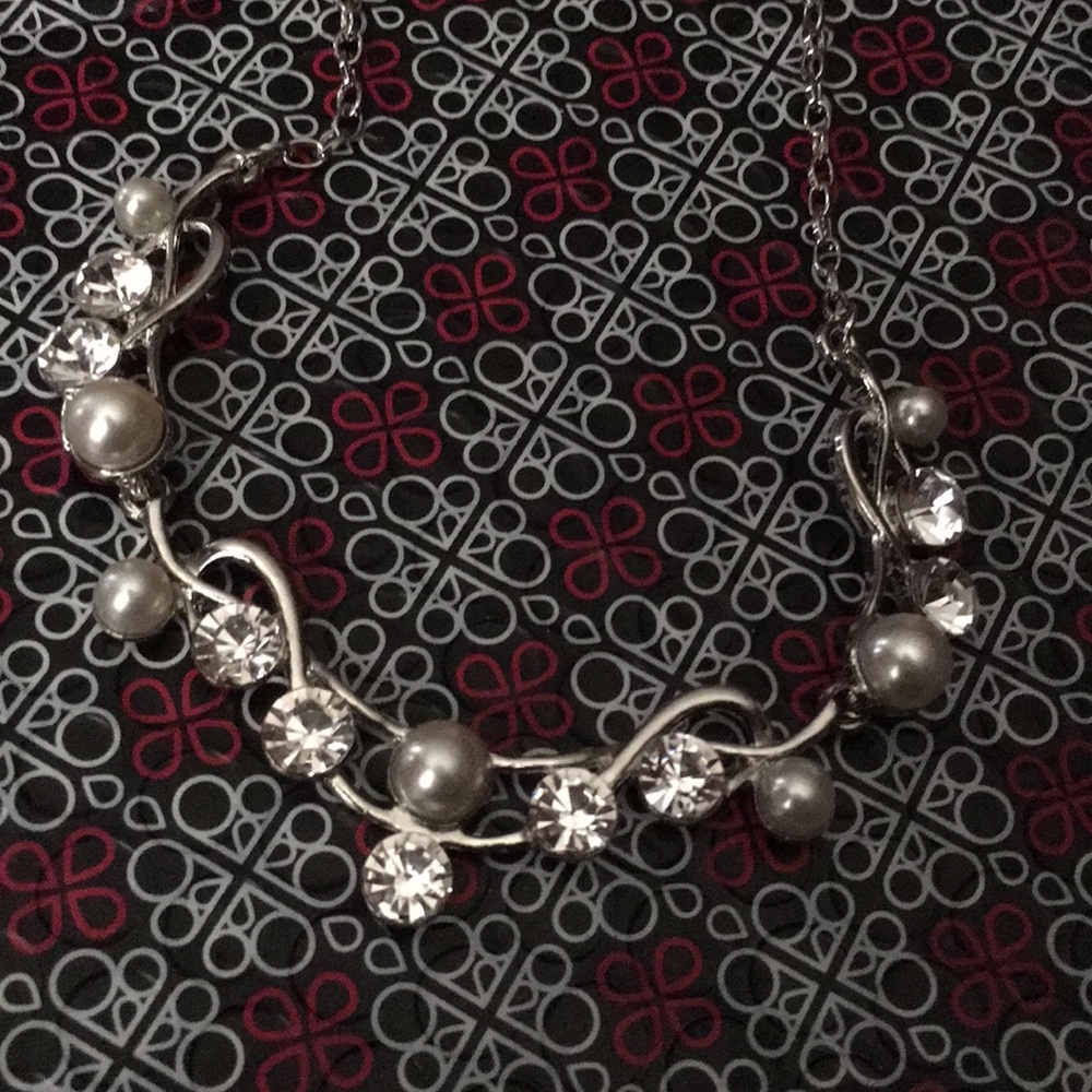 TIE THE KNOT WHITE NECKLACE